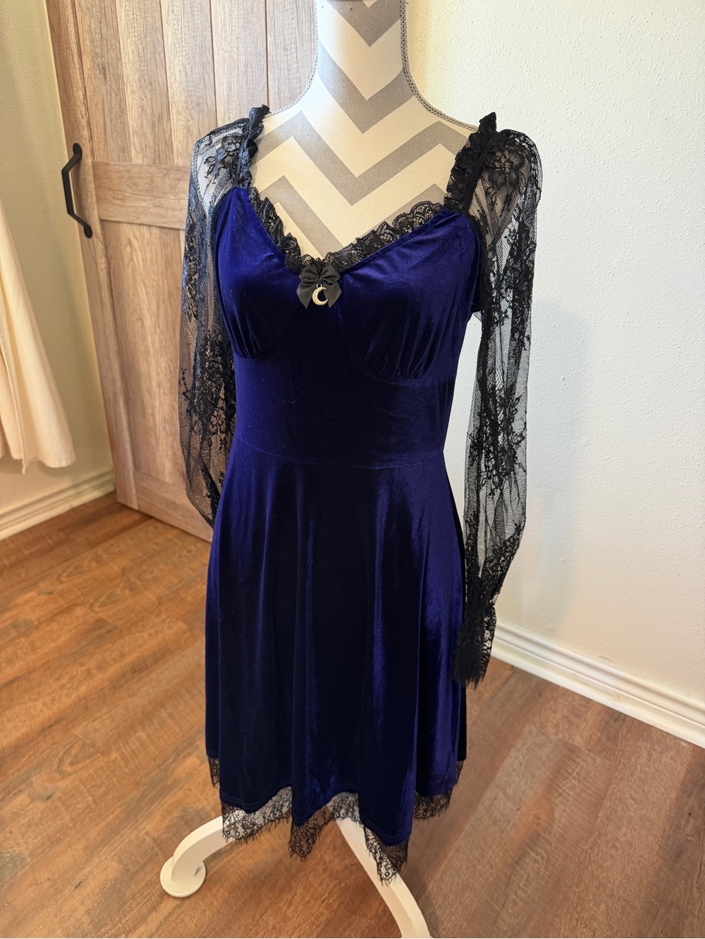 Purple Velvet Gothic Dress M Black Lace Long Sleeve Witchy Moon